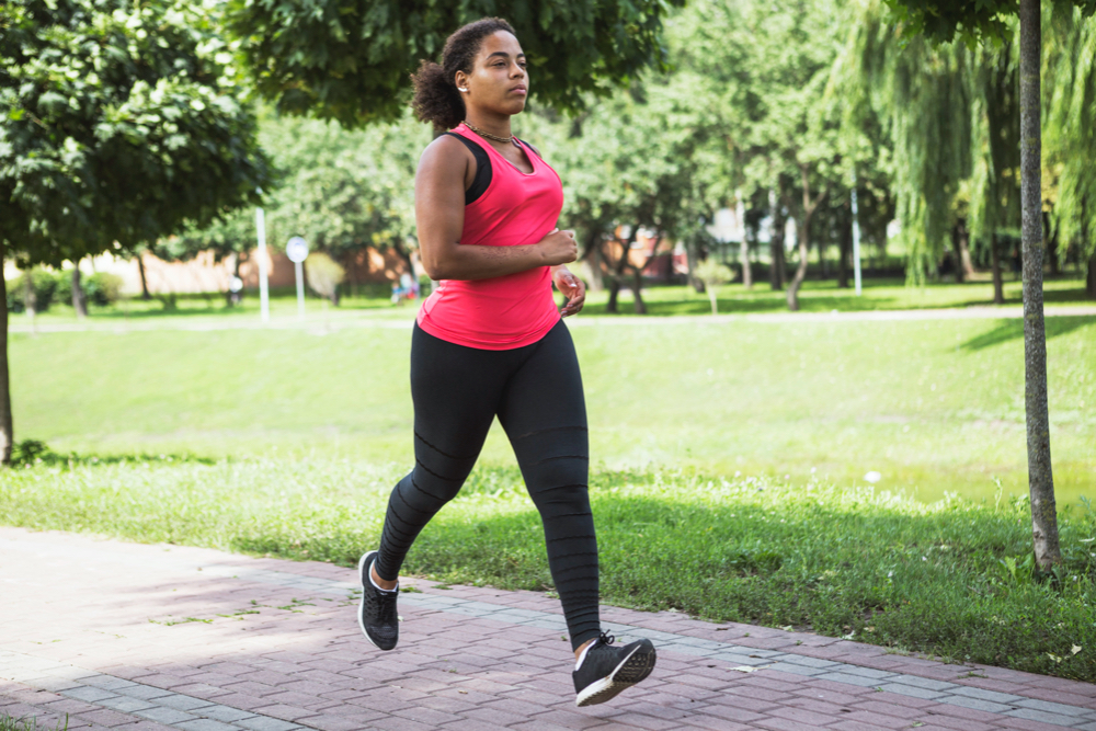 photo young woman doing exercise in the park