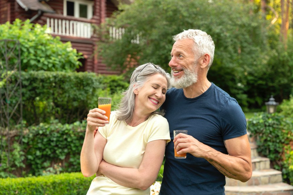 photo medium shot senior romantic couple